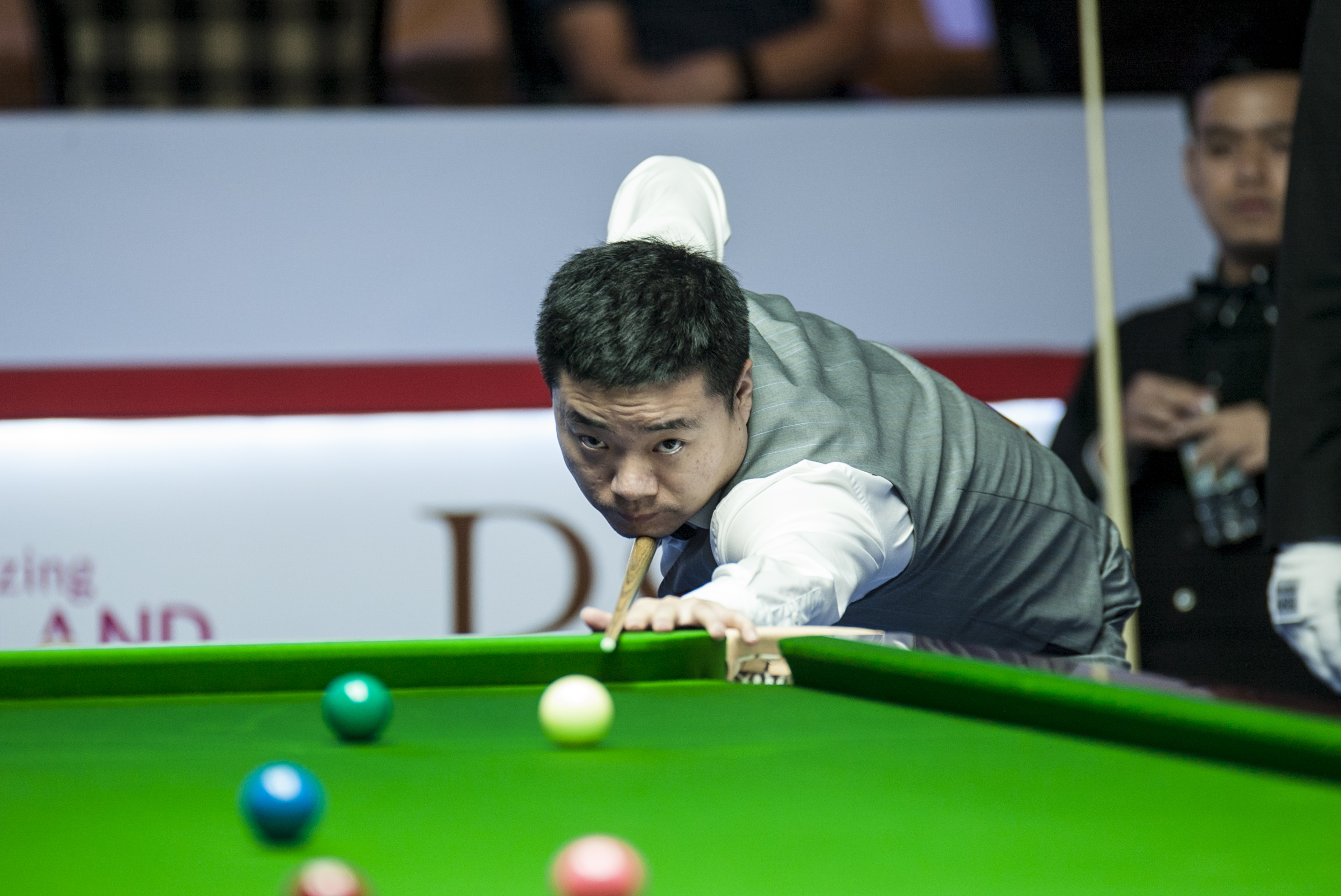 持比赛的公 持比赛的公